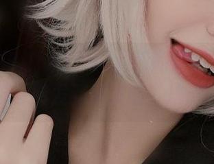 这白衬衫？！Azami最新的美图里，每一张我都想转发到朋友圈，炫耀一下。