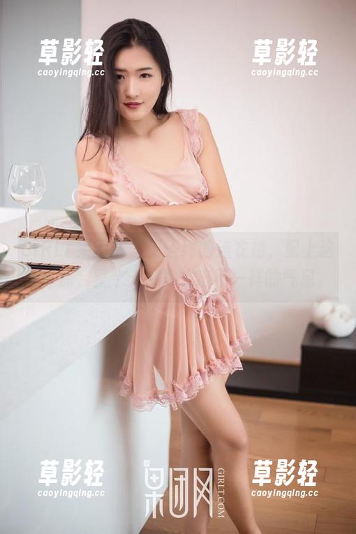 GIRLT果团网 - 王语纯的连衣裙，配上这套作品，整个人都散发出不一样的气息。