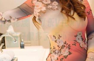 HuaYang花漾 – 可乐Vicky的裤里丝，美图好像多了点小暗示！