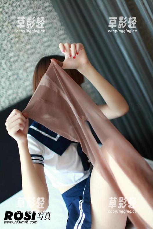 白衬衫变主角，ROSI这私拍想带我们去哪儿玩？好奇又怀疑。