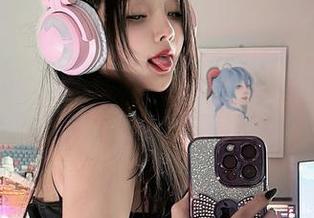 找寻刺激还是轻松一点？SayoMomo的《Lynette》乳胶内衣装，带着幽默的原图！