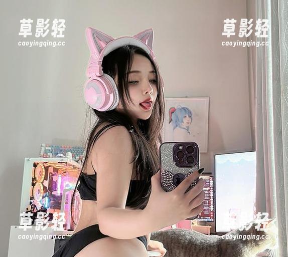 找寻刺激还是轻松一点？SayoMomo的《Lynette》乳胶内衣装，带着幽默的原图！