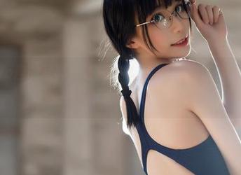 Tomoyo酱的写真，让雾枝礼服与水着的交融看上去像是一场不太成功的实验。