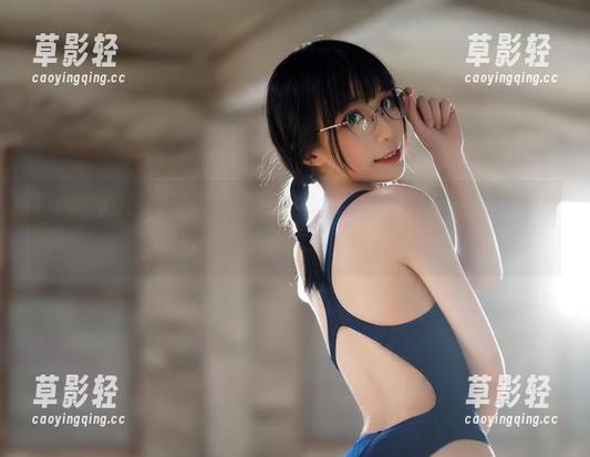 Tomoyo酱的写真，让雾枝礼服与水着的交融看上去像是一场不太成功的实验。