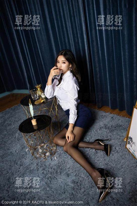 XIAOYU语画界 - 偷偷看李丽莎的牛仔裤套图，光芒全靠自然醒来。