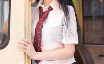 Xiuren秀人网 – 在小热巴的红色OL写真中，发现每天上班都能当女神！