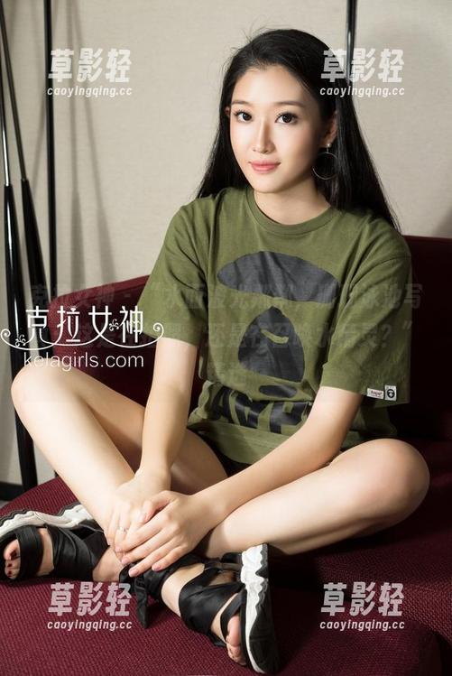 克拉女神 - “水面波光粼粼，珊珊泳池写真：这是在拍照，还是在召唤水精灵？”精选