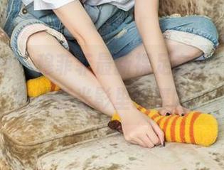头条女神 – 穆菲菲最新裸足套图，看看她的脚在光影里跳舞吗？