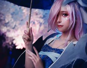 照片里的黑贞德：奶狮不咬人在旁边举着牌子‘看我’