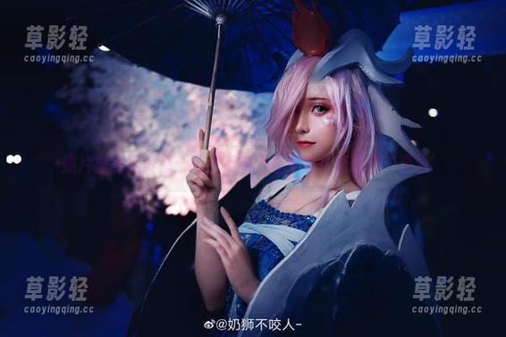 照片里的黑贞德：奶狮不咬人在旁边举着牌子‘看我’