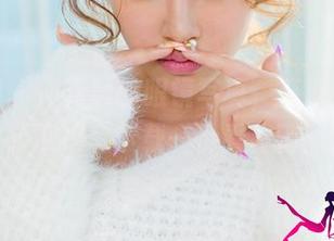 尤果网 - 何嘉颖的眼镜写真，真心让人停不下来，下载一份看看吧！