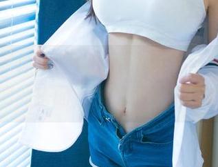 尤果网 – 原图剧透，萌琪琪的毛衣，难以推测的搭配，独特又让人心惊。