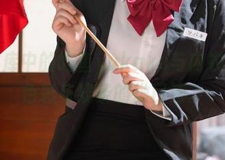 高清图库中的屿鱼yukako与内衣：一场色彩与线条的拗口诗。