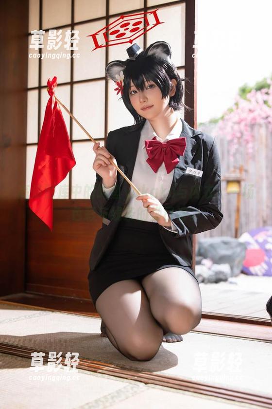 屿鱼yukako 高清图库中的屿鱼yukako与内衣:一场色彩与线条的拗口诗。