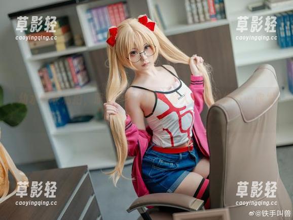 幼水铃衣私拍，职业装下的那些耐人寻味的细节…你发现了吗？