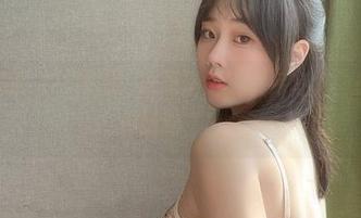 是一只废喵了”降临：这组圣诞比基尼写真，原来真的是如此“出众
