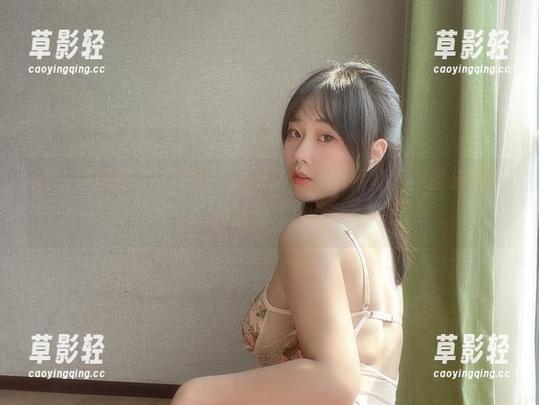 是一只废喵了”降临：这组圣诞比基尼写真，原来真的是如此“出众