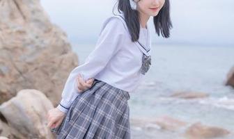 木棉棉OwO的双马尾与JK灰裙合体出世，cos迷路在校园里的套图——为何越看越上头？
