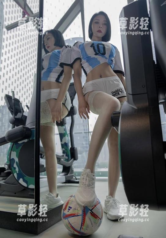 微密圈 - 各位看官，果儿Victoria的红色吊带袜更新，快来瞧瞧她那腿！