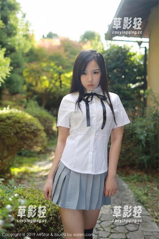 模范学院 - 你以为Emily顾奈奈酱的裸足美图很普通？想想那深深的情绪！