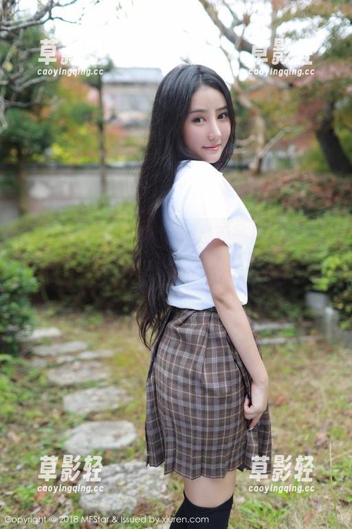 模范学院 - 苏西-susie最新写真集：妹妹在阳台上的瑜伽挑战，结果她只是在找猫！