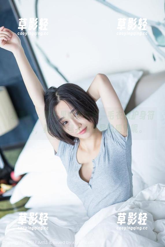爱蜜社 - 照片里的黄乐然，毛衣像护身符一样，真有点迷人和怪异的感觉呢。
