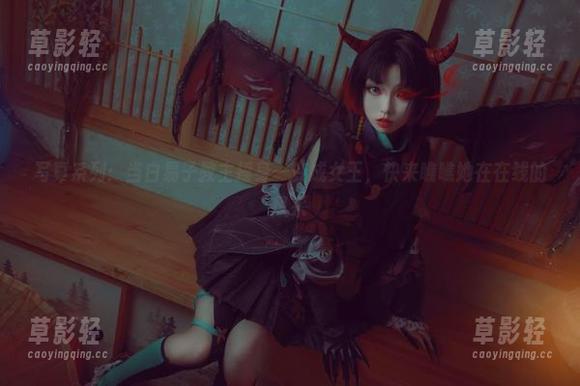 白易子教主 写真系列:当白易子教主摇身一变成女王,快来瞧瞧她在在线的风采