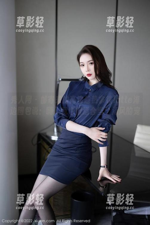 秀人网 - 邮寄来的高清趁热拿铁latte海边图包说：嗨，我也很适合当个海风的宠儿！