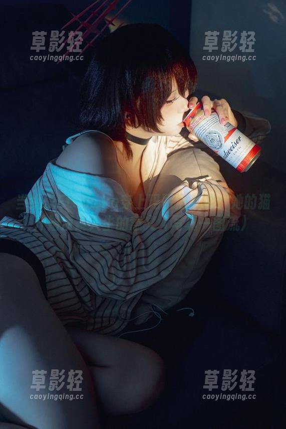 当纸悦Etsu_ko穿上玛丽居家服：她的猫开始质疑人生的意义（写真一图流）