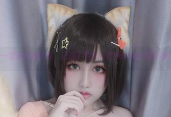这是一张棉袜的作品，记录了芊川一笑MNK的美丽与随性。