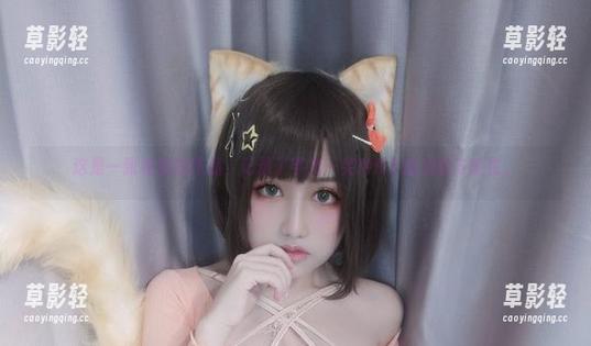 这是一张棉袜的作品，记录了芊川一笑MNK的美丽与随性。
