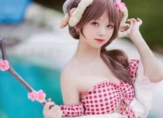 当花铃Hana变成圣诞魔女，原图与图片的对比竟让人捉摸不透。