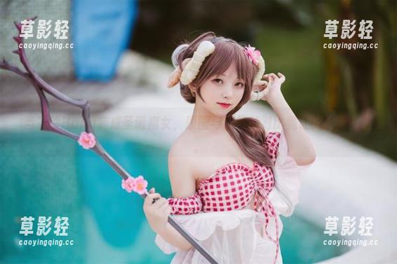 当花铃Hana变成圣诞魔女，原图与图片的对比竟让人捉摸不透。