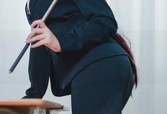 图片记录下运动服妹妹的不同侧面，蜜汁猫裘你猜她的下一步是什么？