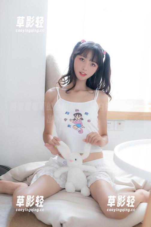 西呱呀呀呀的私拍资源，纯白到你能想象出冰淇淋的味道。