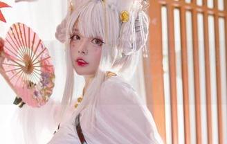 水手服下的阿寨寨写真，像在对我低语，那种感觉…妙极了!