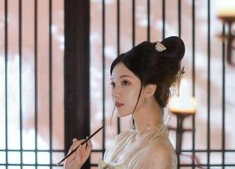 嘘，露儿大魔王更新了伊芙琳，感觉就像跟邻居小妹在后院玩游戏，羞涩又好奇。