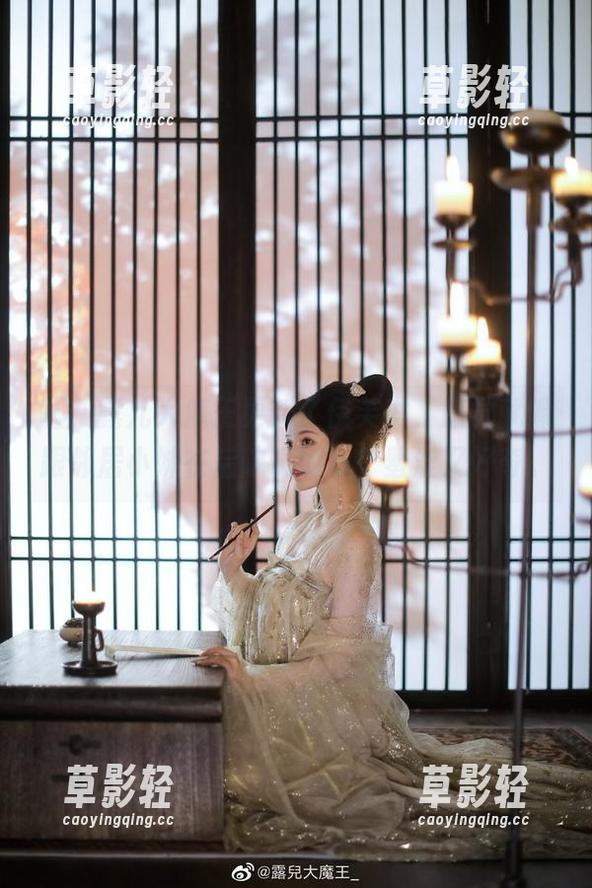 嘘，露儿大魔王更新了伊芙琳，感觉就像跟邻居小妹在后院玩游戏，羞涩又好奇。