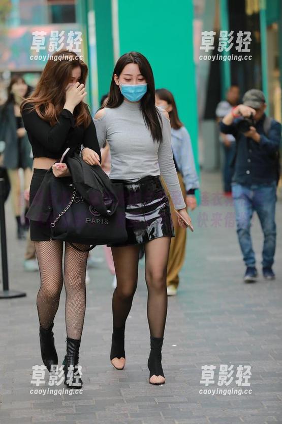 魔镜街拍 - 被婷婷的白色吊带连衣裙和黑丝美腿震撼了，资源太丰富，快来借鉴！