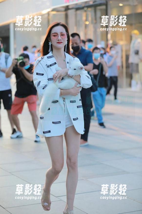 魔镜街拍 - 午后的慵懒：婷婷的薄丝美图，资源里的完美包臀裙