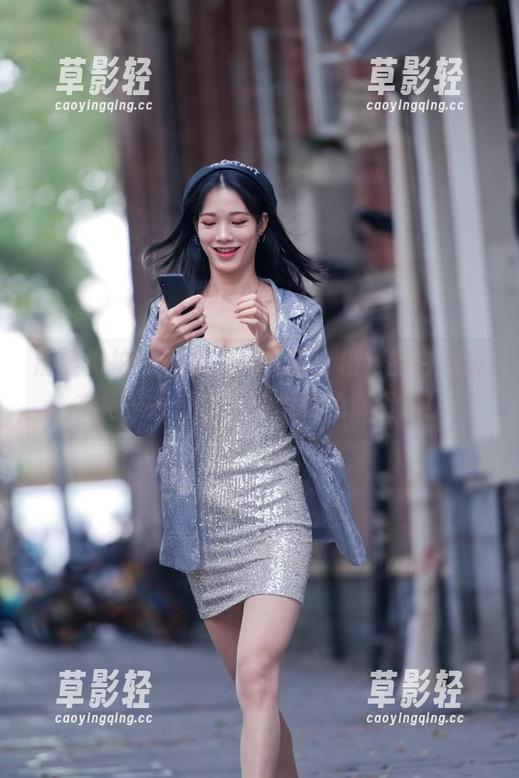 魔镜街拍 - 偶尔来点气氛，楼楼的白色连衣裙，一份让人愉悦的免费资源！