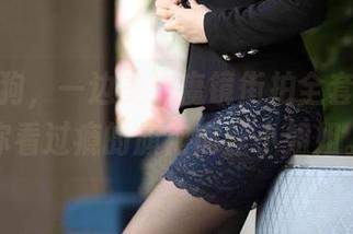 一边遛狗，一边美！魔镜街拍全套作品带你看过瘾的旗袍肉丝小姐姐。