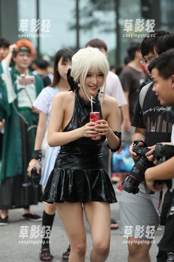 魔镜街拍：令人痛恨的美丽，红衣白裙穿出古村的味道，作品让人咋舌！